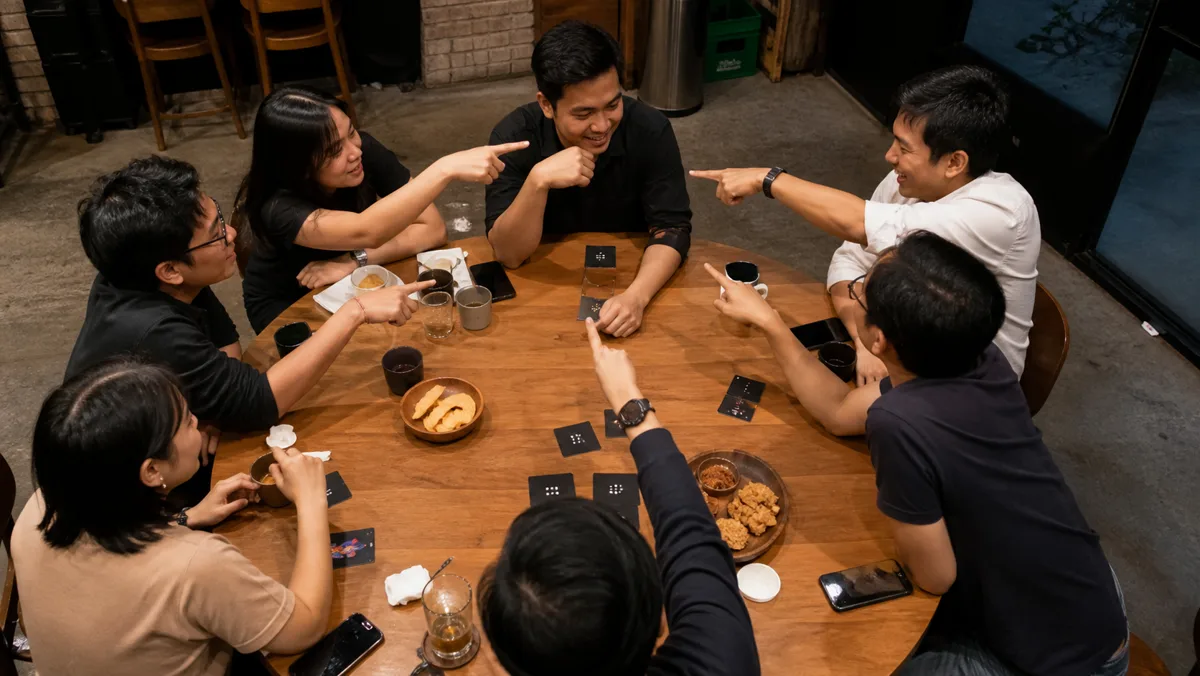 Pemain memikirkan petunjuk untuk kata rahasia