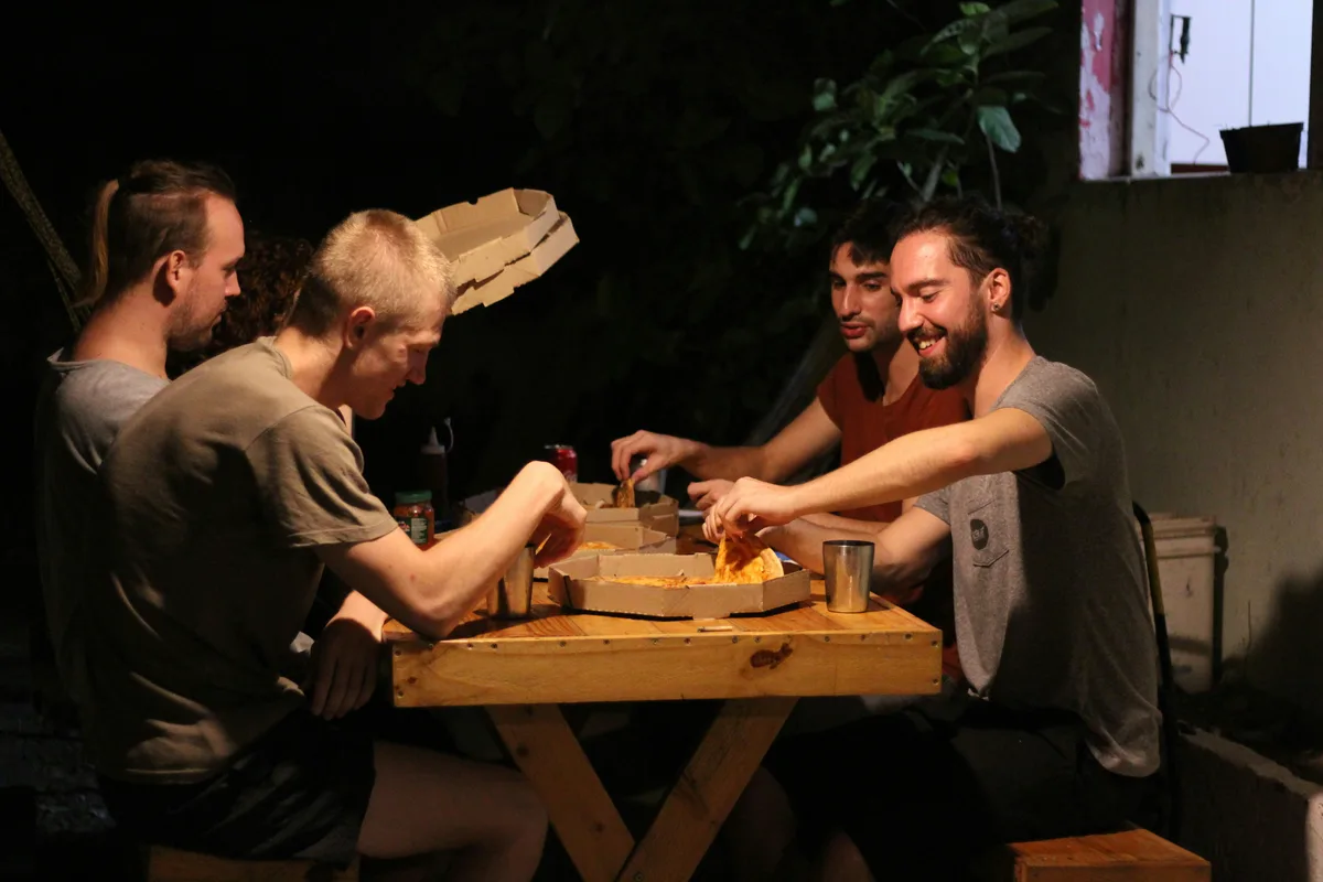 Amis jouant à un jeu de cartes autour d’une table