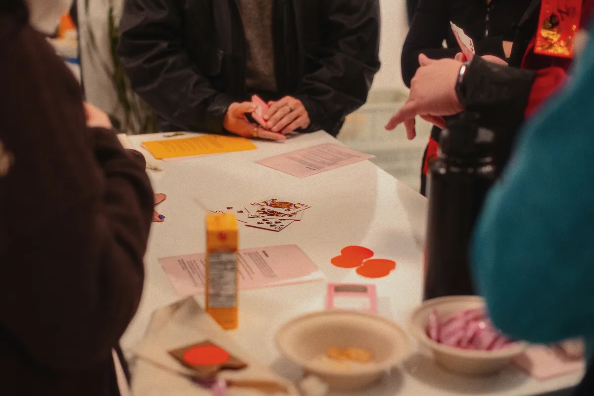Joueurs qui préparent un choix autour de cartes sur une table