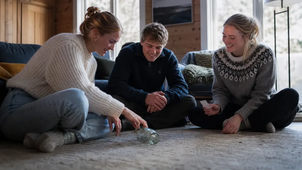 Venner velger neste tur i en hyttekveld