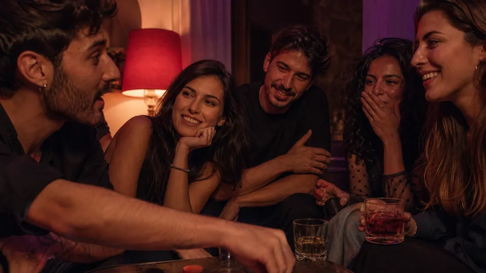 Amici adulti durante un giro senza filtri