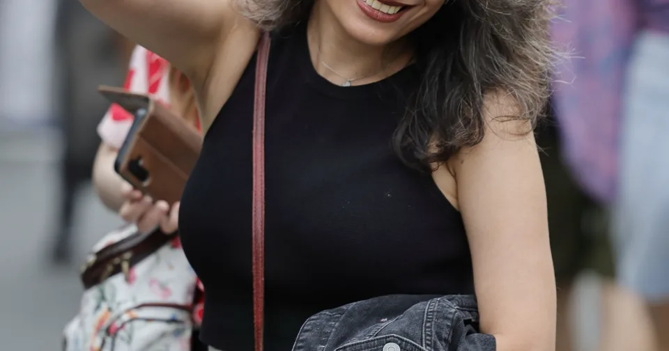 Eine Frau lächelt auf einer Veranstaltung in Berlin