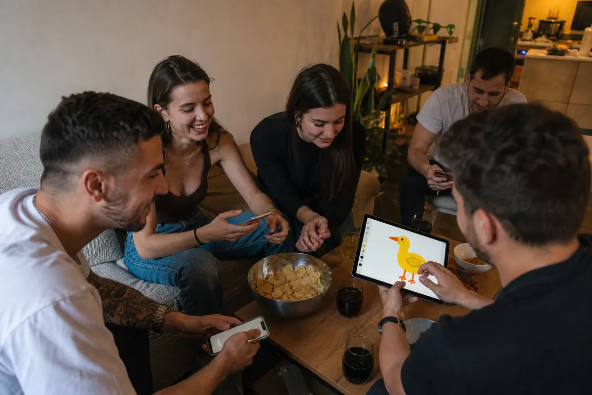 Prijatelji igraju digitalnu igru crtanja na telefonima