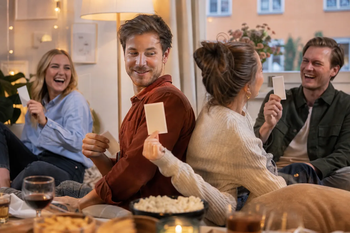 Vänner spelar rygg mot rygg