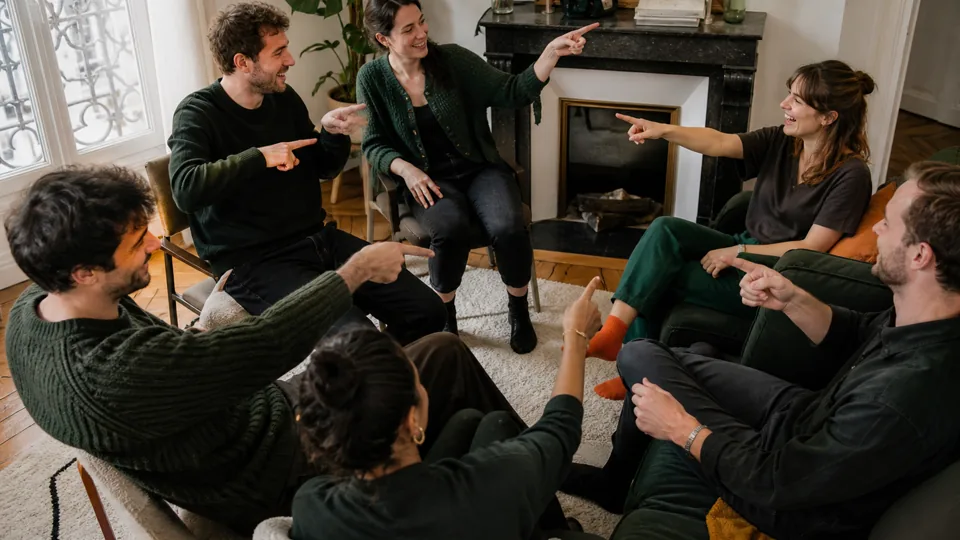 Amis votant ensemble pendant une soirée à Paris