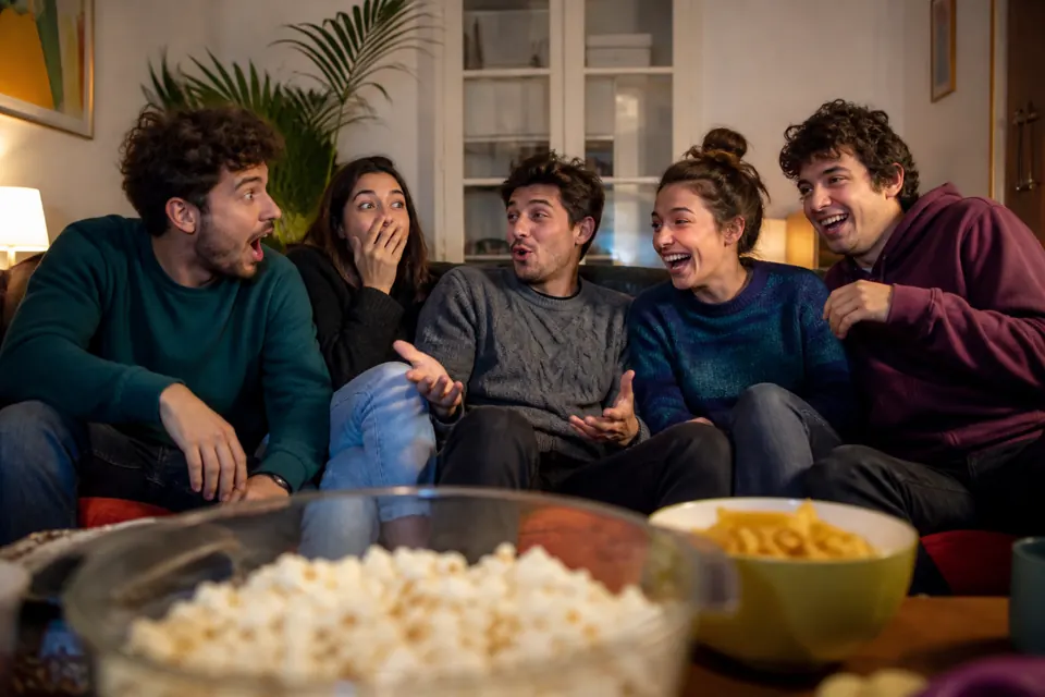 Amici ridono per una domanda assurda