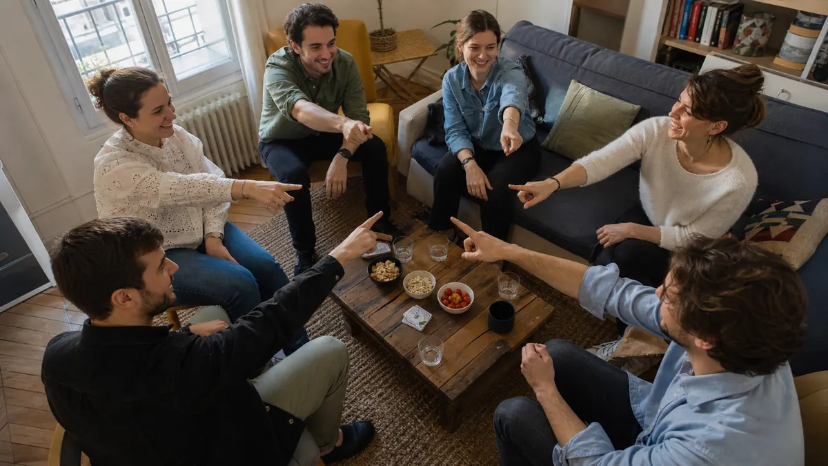 Groupe assis en cercle et prêt à voter