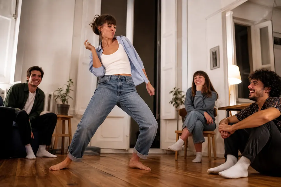 Joueur improvisant une danse devant ses amis