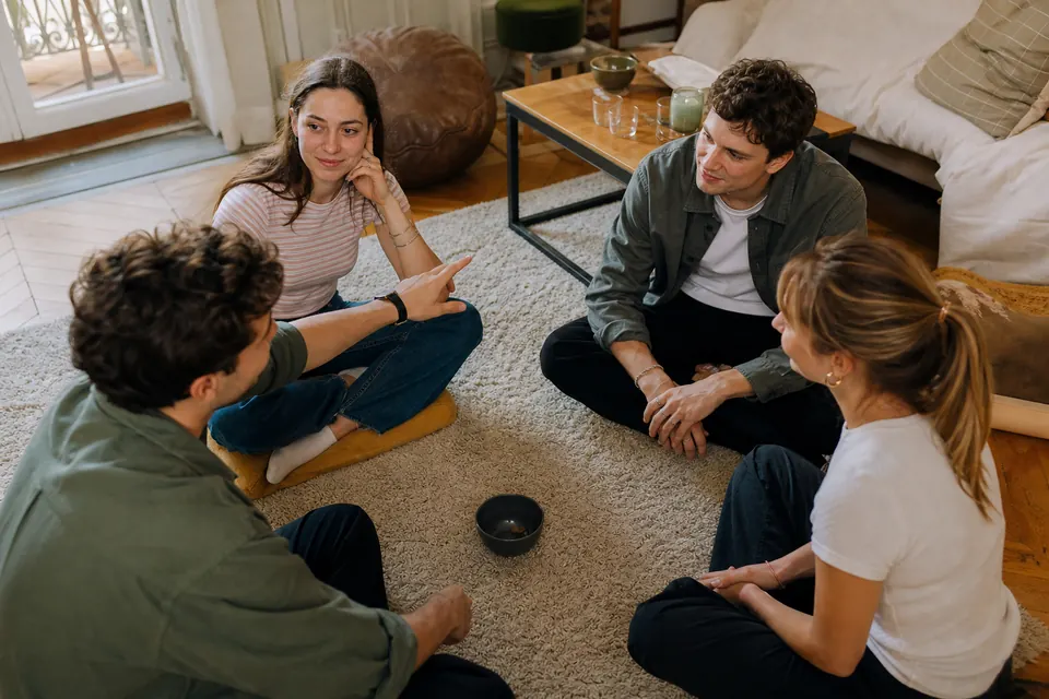 Groupe d’amis assis en cercle avant une partie