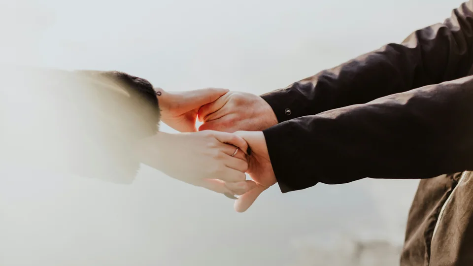 Deux partenaires se tiennent les mains pendant une conversation