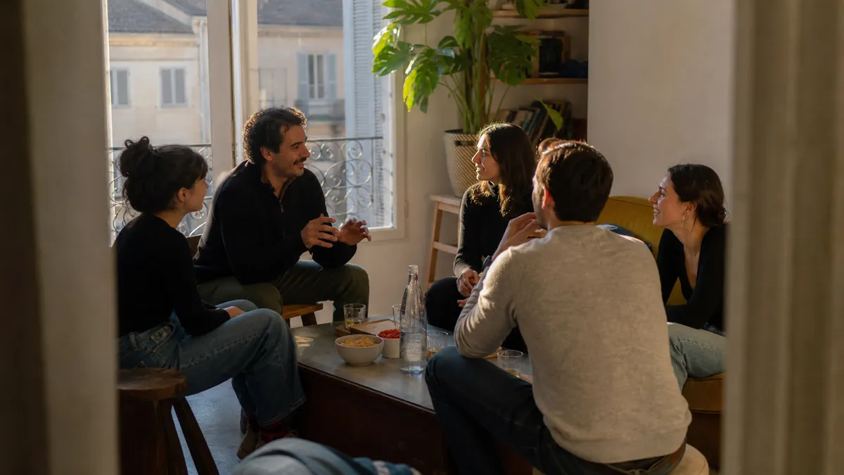 Nouveaux amis faisant connaissance autour d’une table
