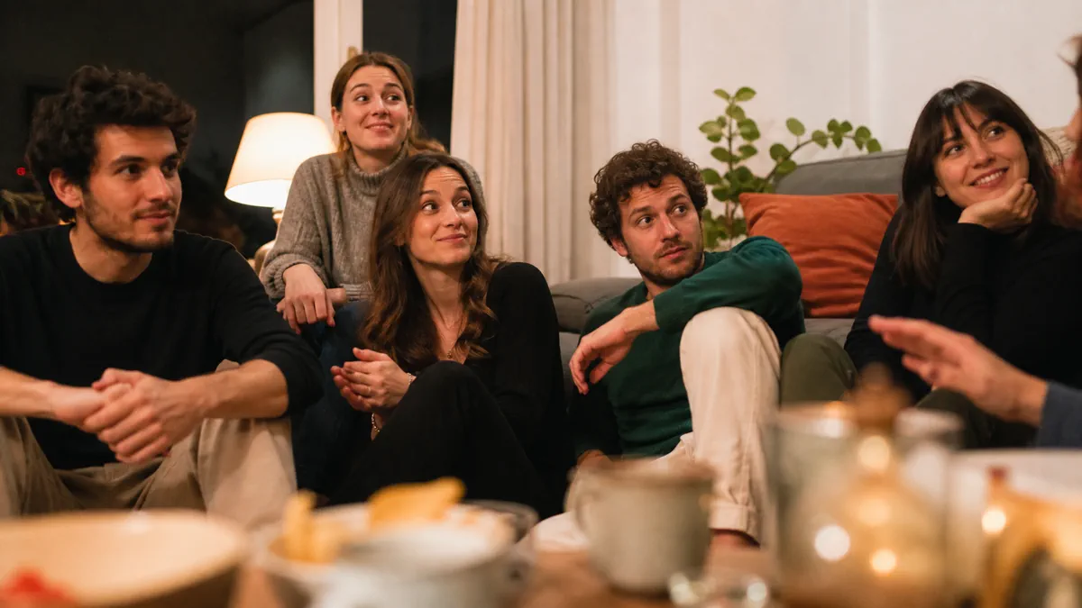 Amis riant après une question insolite