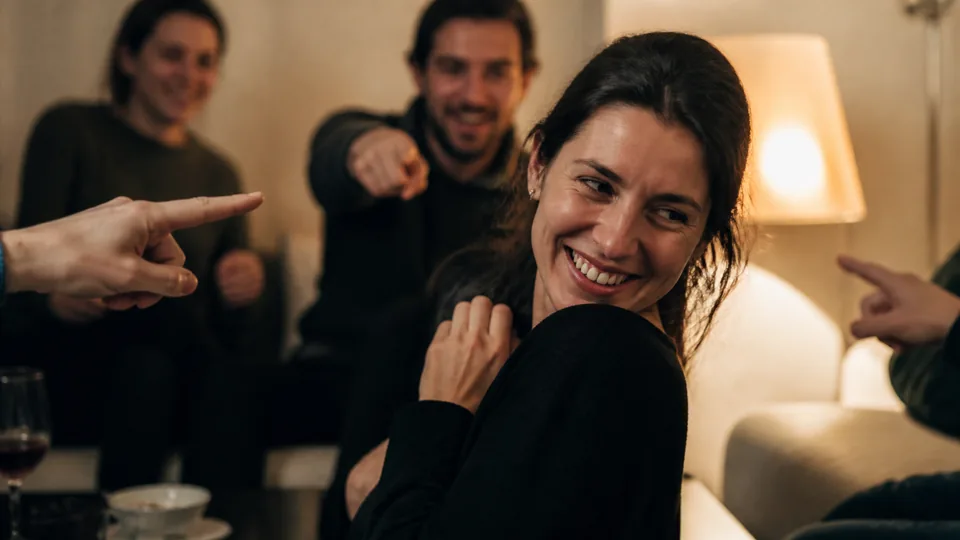 Amie amusée par un vote inattendu pendant le jeu