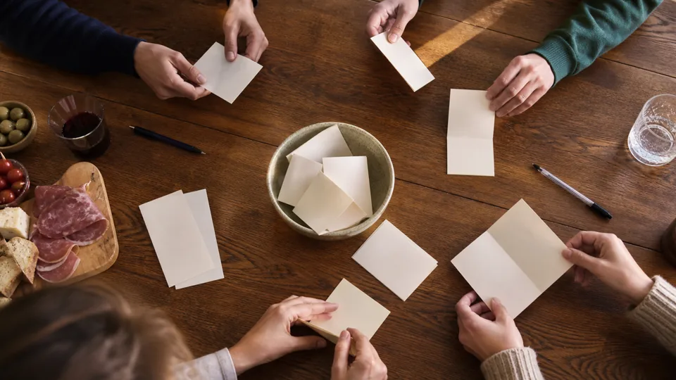 Papiers de vote avec des prénoms au centre d’une table