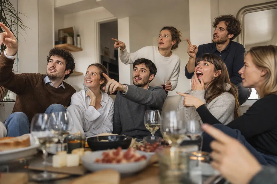 Bande d’amis votant autour d’une table