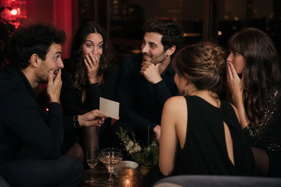 Amis adultes échangeant des regards pendant une question osée