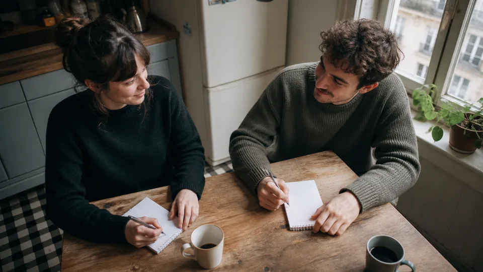 Deux meilleurs amis écrivant leurs réponses
