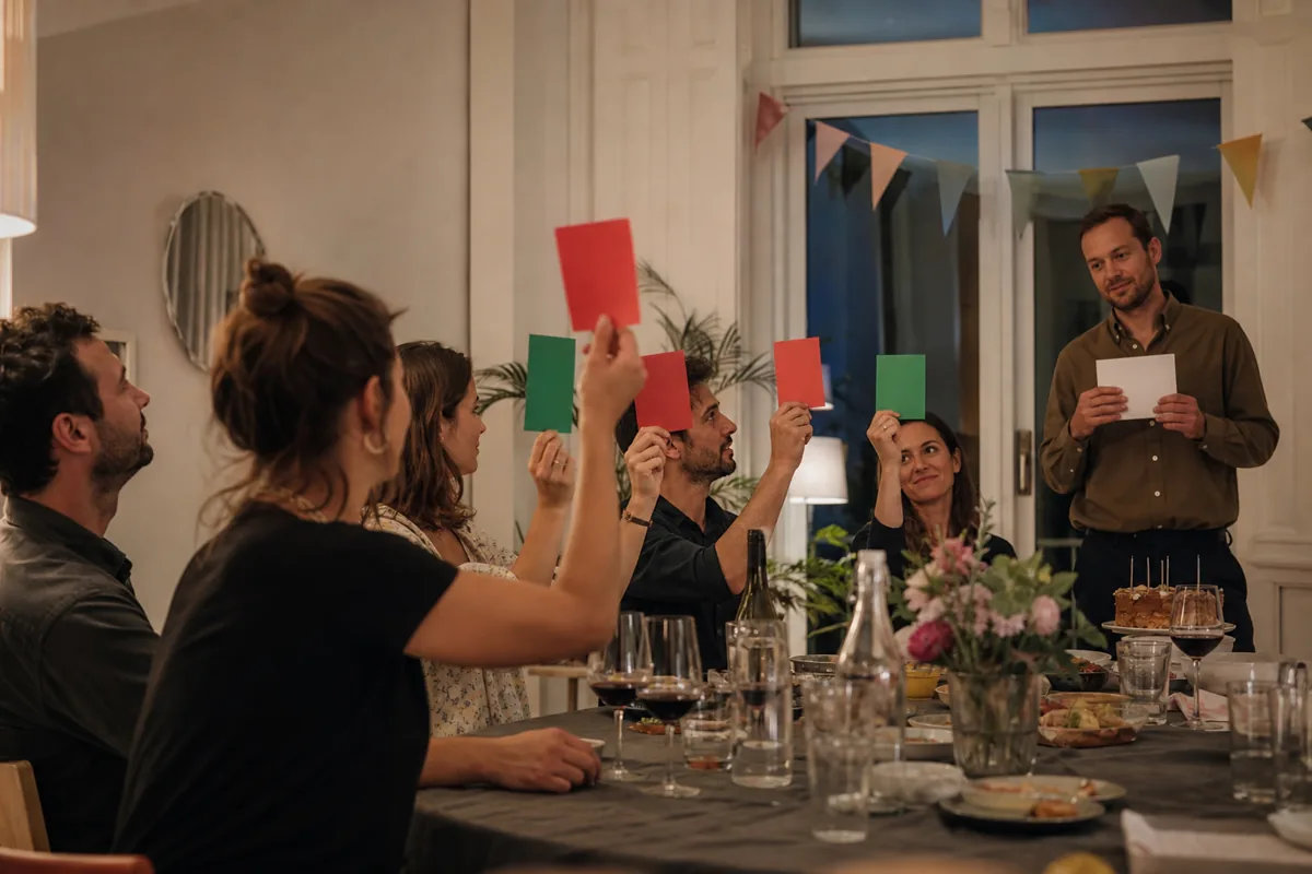 Équipes levant leurs choix pendant un quiz anniversaire adulte