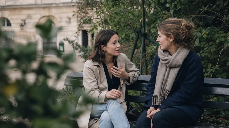Deux meilleures amies échangeant une confidence