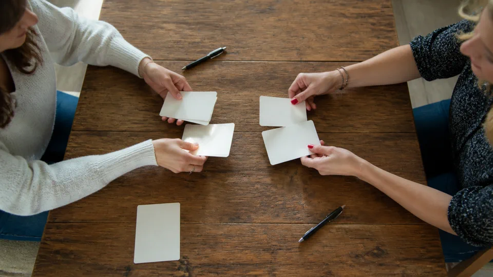 Amies comparant leurs réponses à un quiz d’amitié