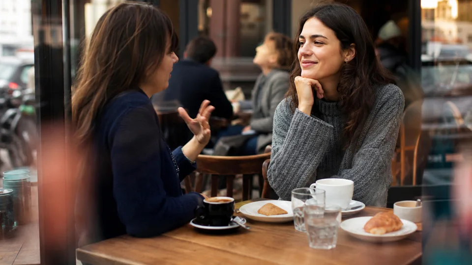 Deux amies discutant de leurs goûts préférés