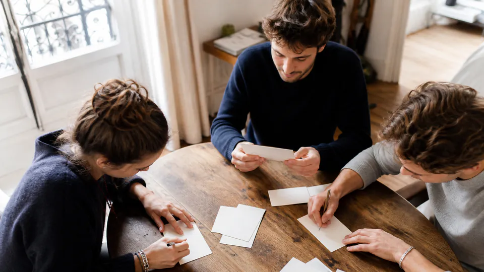 Amis écrivant leurs réponses à un quiz