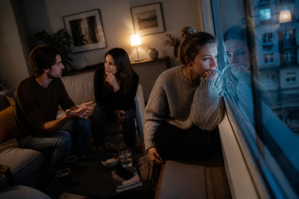 Vänner tänker över ett svårt dilemma