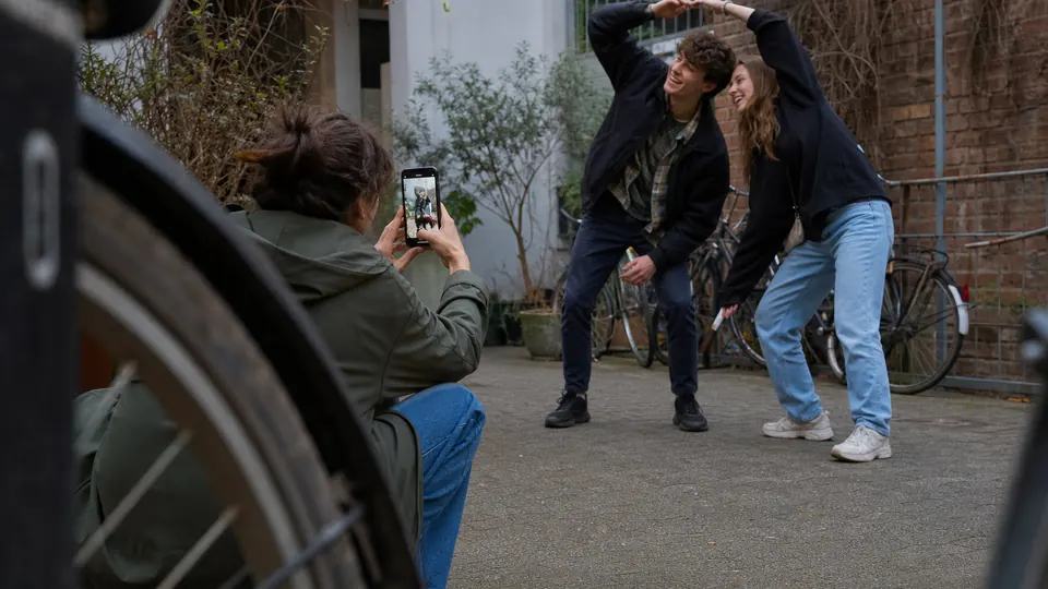 Freunde fotografieren eine lustige Pose für ein WhatsApp Statusspiel