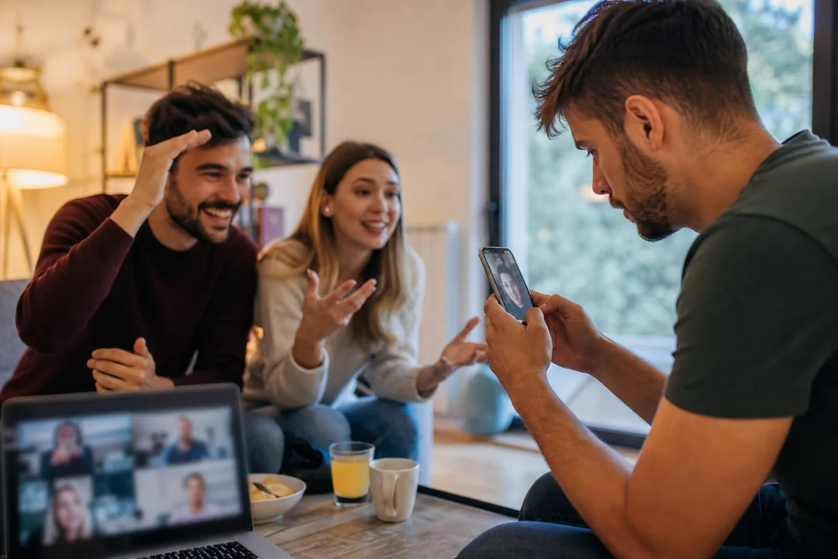 Prijatelji igraju Taboo na grupnom videopozivu