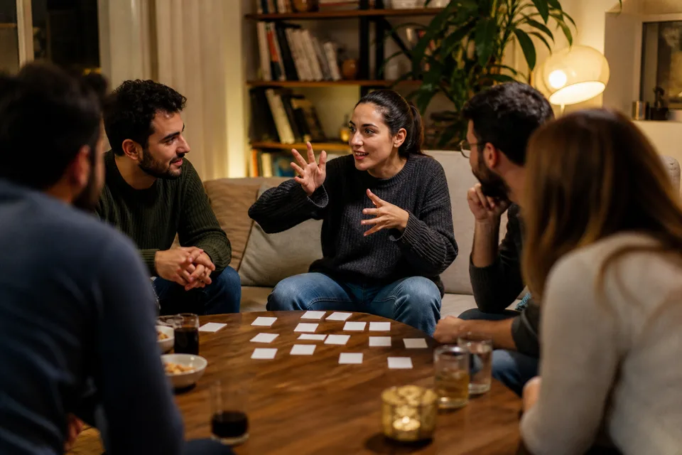 Arkadaş grubu kelime tahmin ediyor