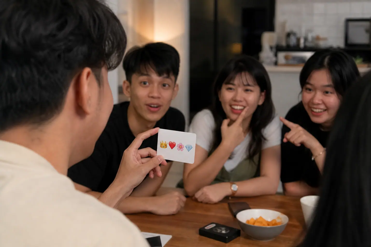 Host menunjukkan kartu emoji pada teman