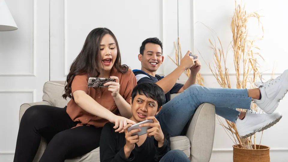 กลุ่มเพื่อนชาวเอเชียกำลังเล่นเกมกระดาน