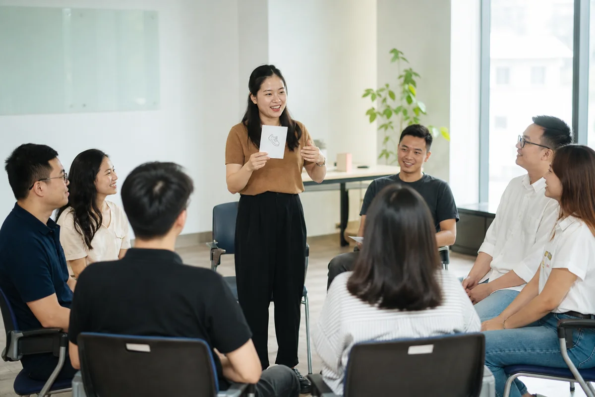 Người điều phối Việt Nam hướng dẫn trò chơi nhóm