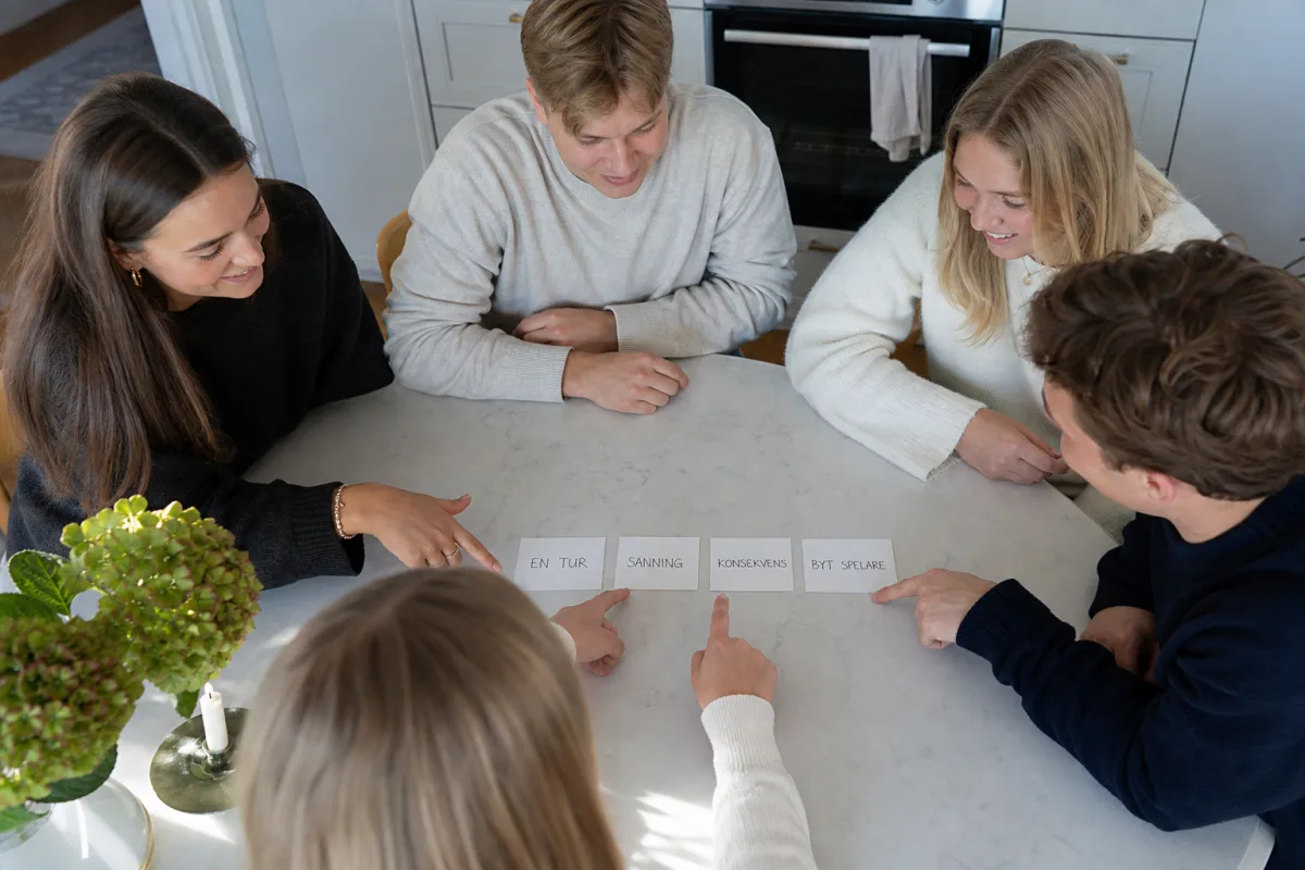 Vänner går igenom spelregler