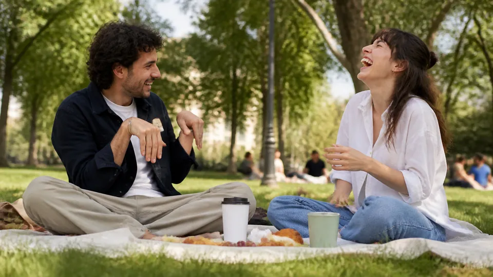 Couple riant autour de questions Tu préfères absurdes