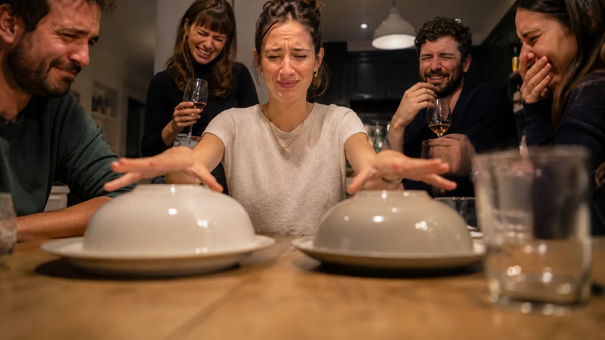 Joueuse choisissant entre deux plats couverts