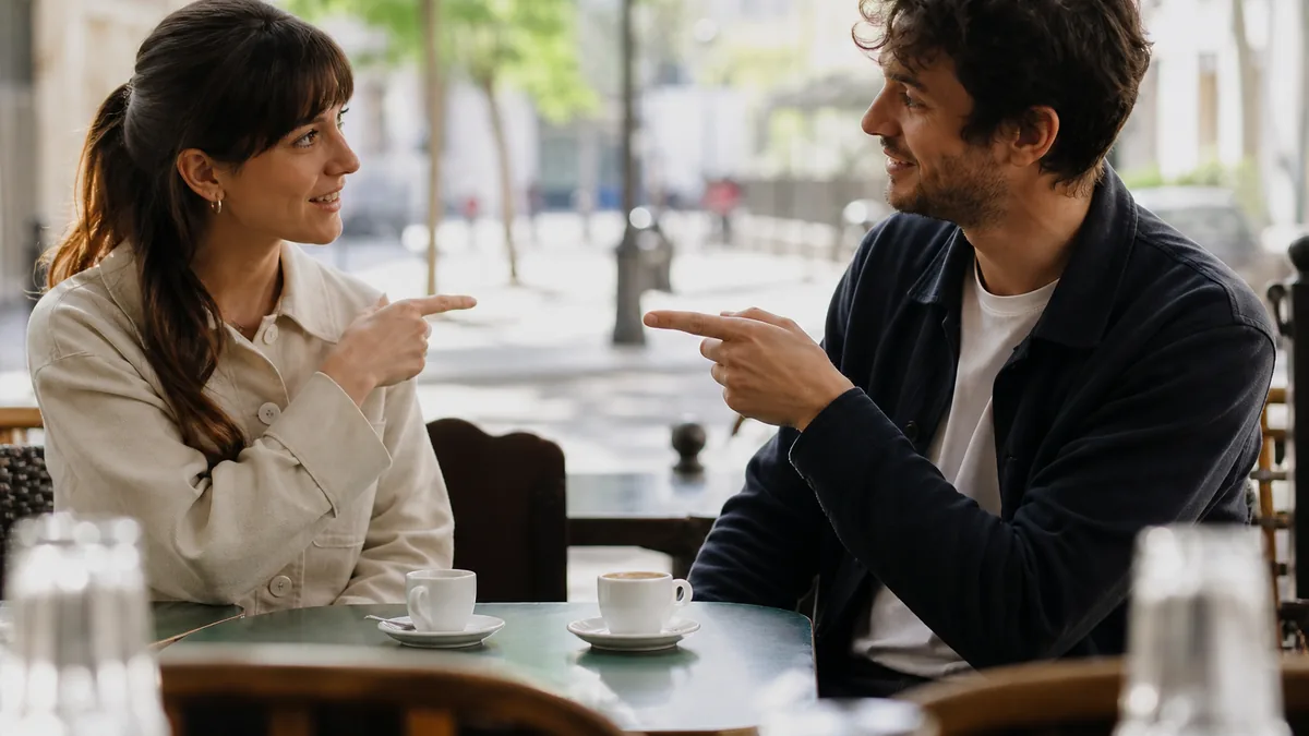 Deux amis discutent d’un choix dans un café
