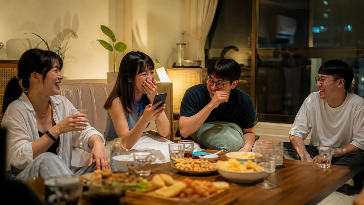 朋友在客廳玩真心話大冒險時開懷大笑