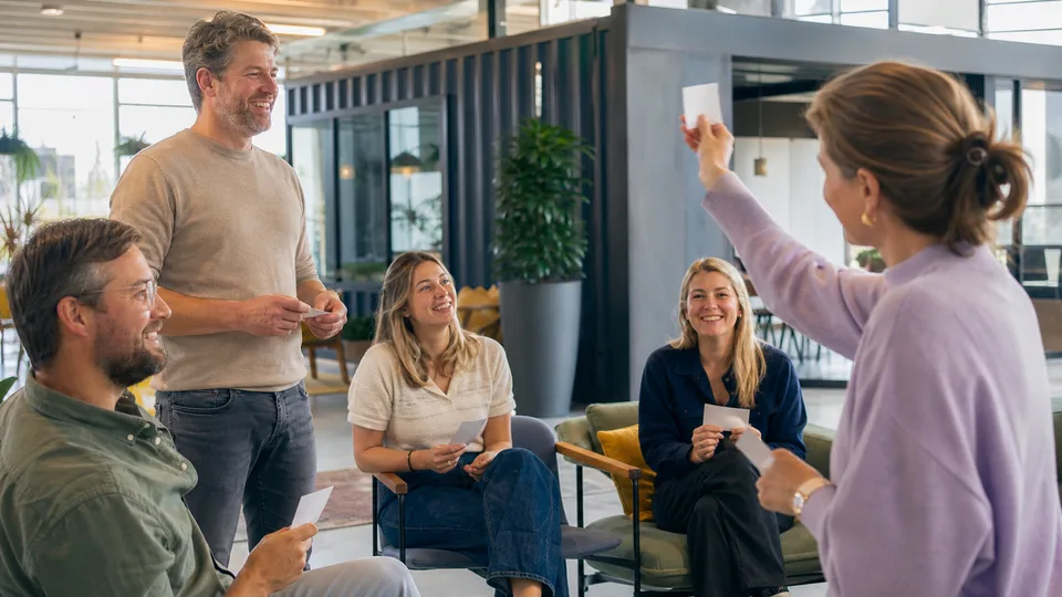 Collega’s spelen een kennismakingsspel tijdens een bijeenkomst