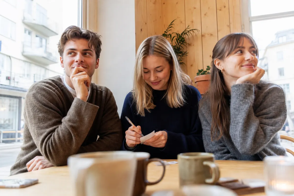 Vänner skriver svar i ett quiz
