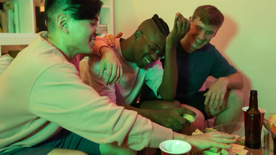 Een team viert de laatste ronde van een quizavond