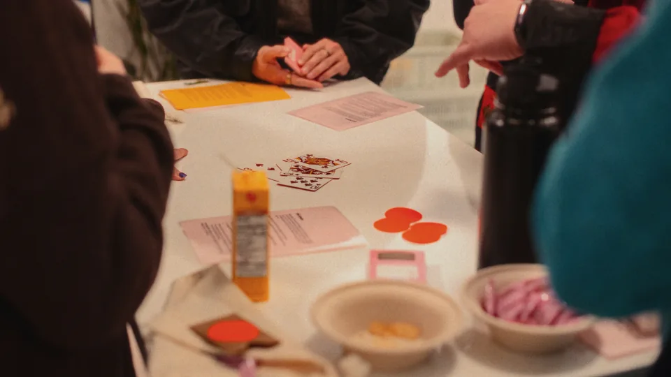 Spelers bestuderen vlagpatronen op een groot scherm