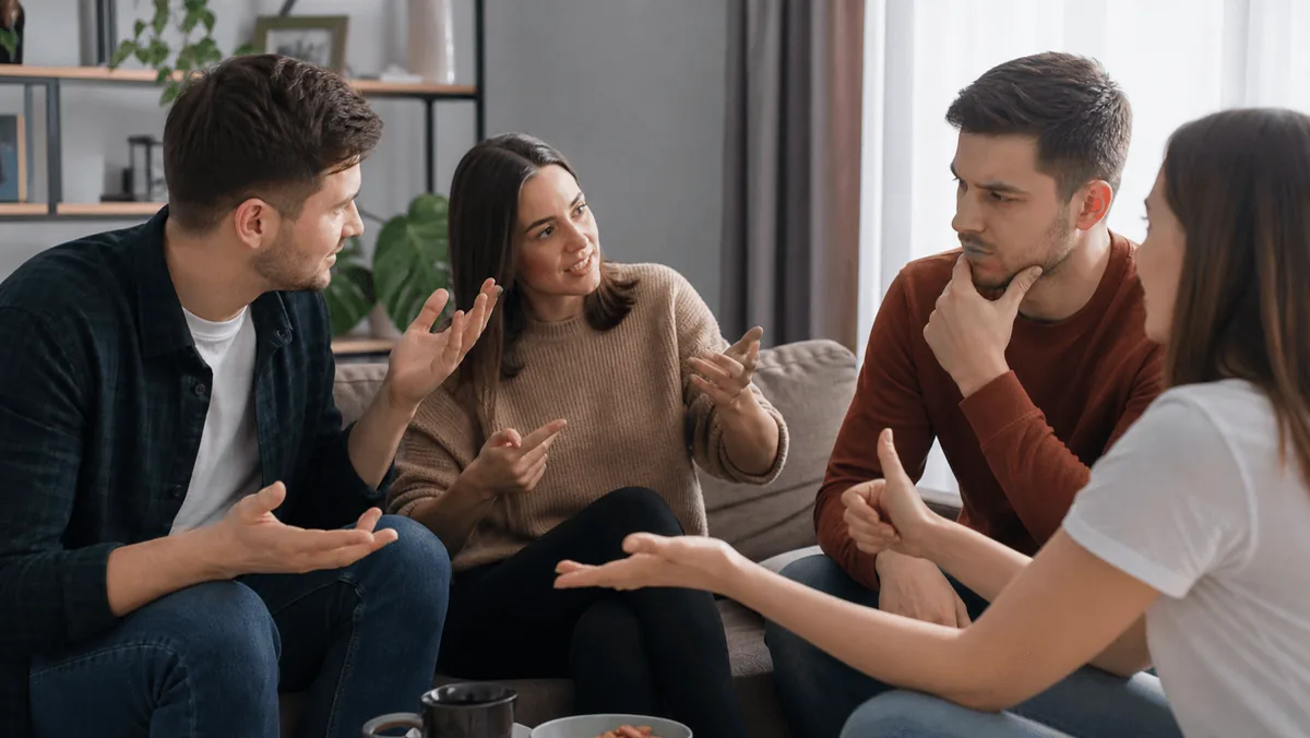 Gruppe bespricht Ja-Nein-Fragen in einem Videoanruf
