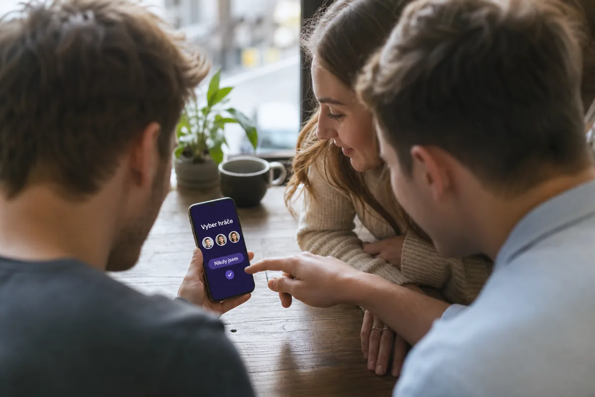 Skupina českých přátel vybírá online hru na telefonu