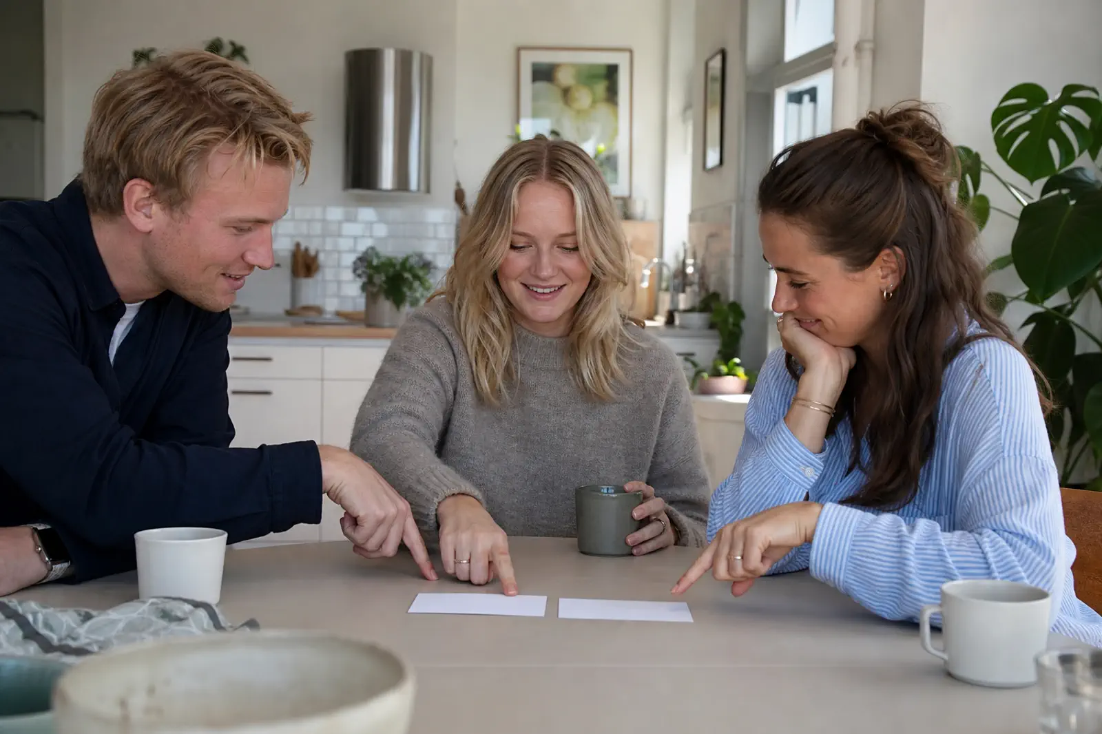Venner vælger mellem to kort