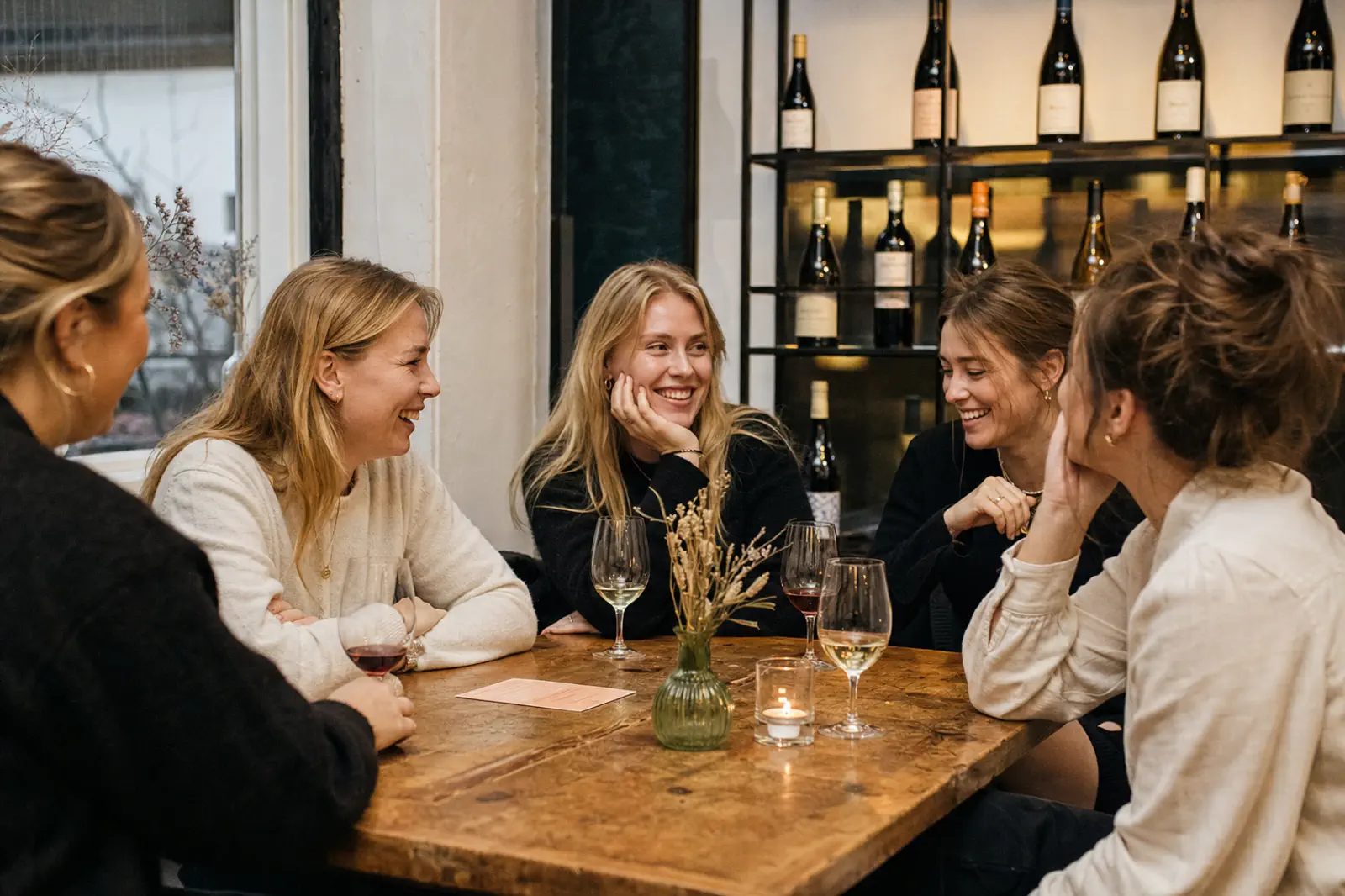 Veninder griner over et spørgsmål