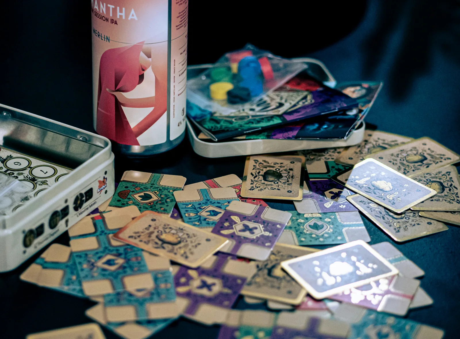 Cartas de juego y fichas sobre una mesa preparada para una ronda
