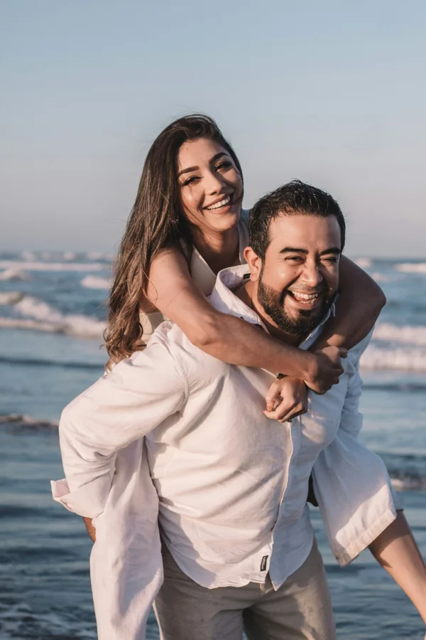 Pareja eligiendo un juego de mesa para dos