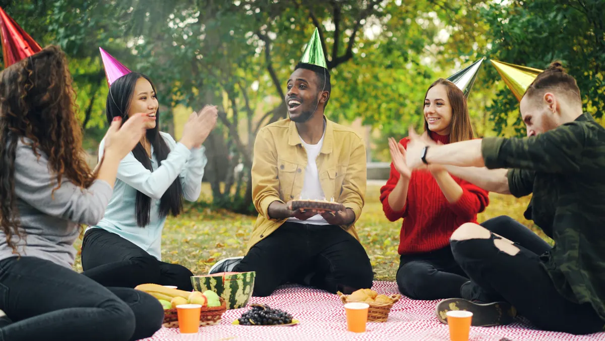 Grupo de jóvenes celebrando juntos en una fiesta de cumpleaños