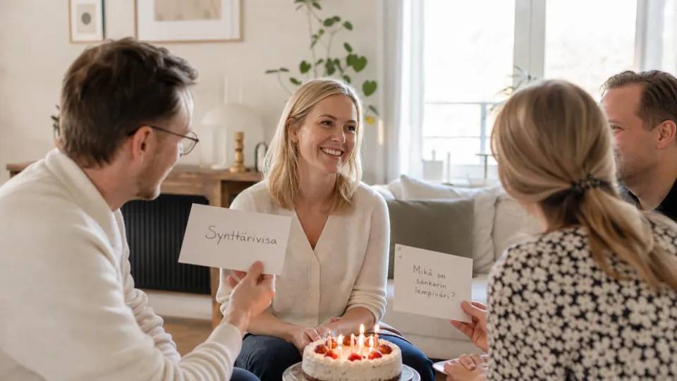 Synttärisankari ja ystävät visailuhetkessä
